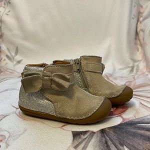 EUC Stride Rite Gold First Walkers Size 5